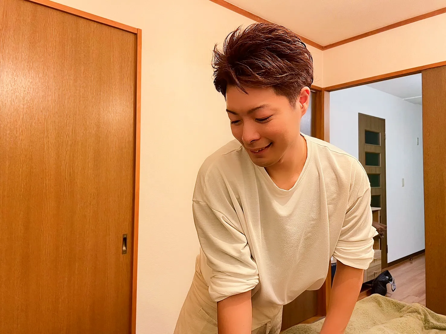 施術する浜崎の写真