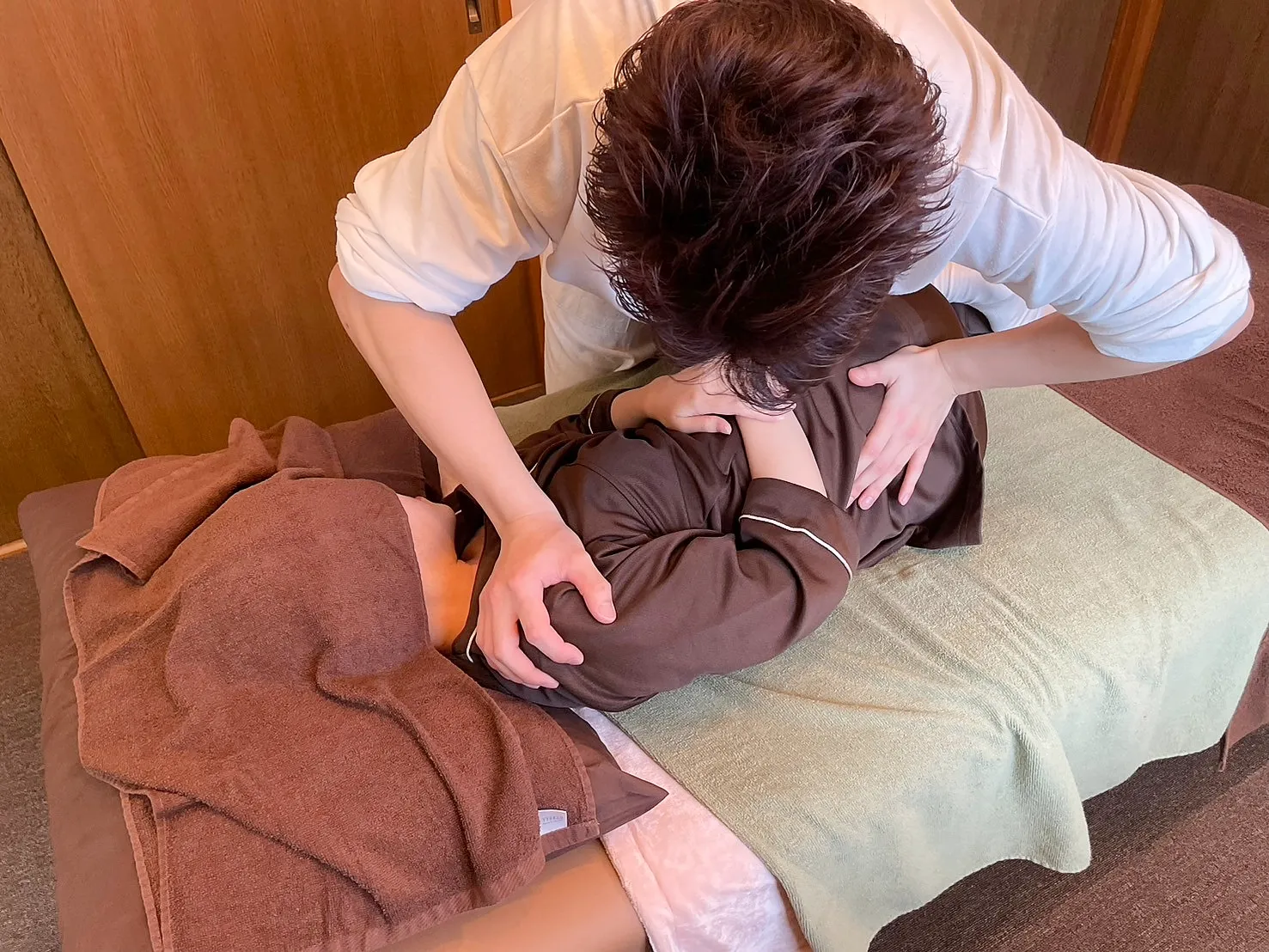 骨格調整を行う整体の様子